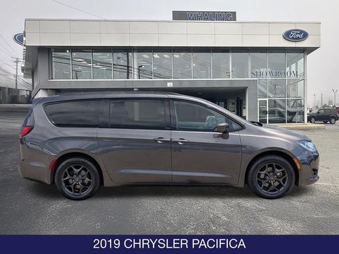 Used 2019 Chrysler Pacifica Touring-L w/ Advanced Safetytec Group FWD image 9
