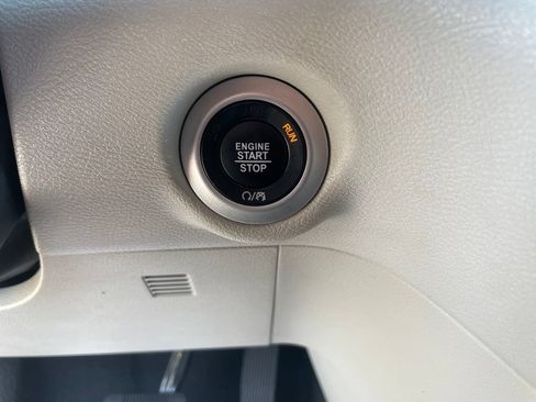 Used 2023 Chrysler Pacifica Touring-L FWD image 21