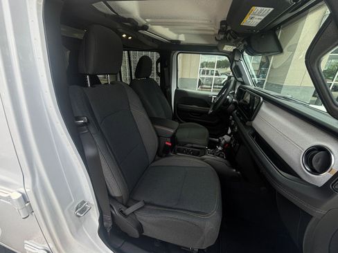 Used 2025 Jeep Wrangler Unlimited Sahara AWD/4WD image 36