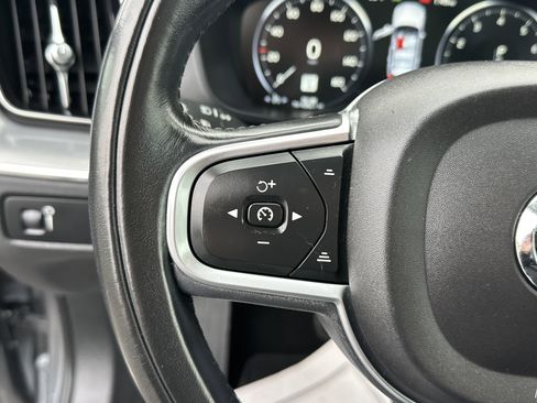 Used 2018 Volvo XC60 T5 Momentum w/ Vision Package image 18