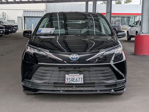 Used 2022 Toyota Sienna LE image 2