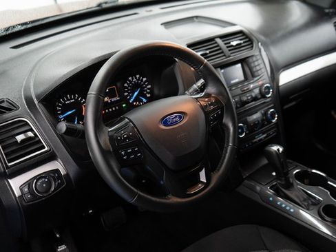 Used 2017 Ford Explorer XLT image 16