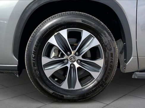 Certified 2025 Toyota Highlander XLE image 10