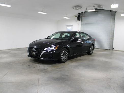 Used 2023 Nissan Altima 2.5 SV FWD image 4