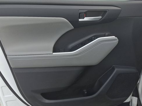 Used 2023 Toyota Highlander XLE image 12