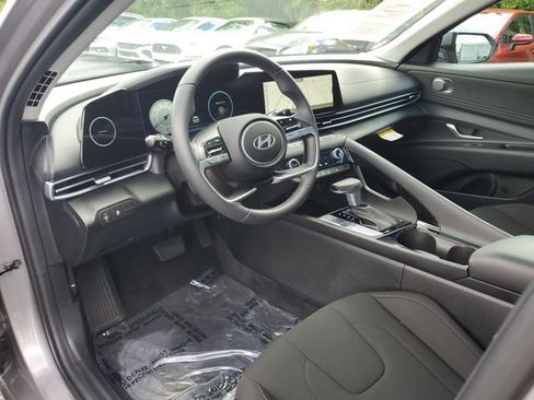 Certified 2025 Hyundai Elantra SEL FWD image 8