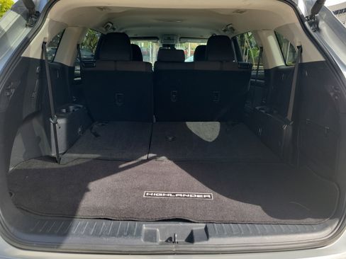 Used 2024 Toyota Highlander LE image 8