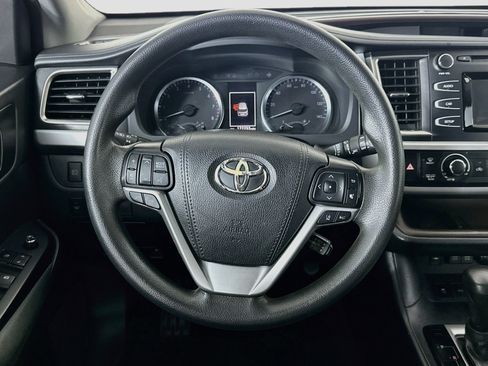 Used 2019 Toyota Highlander LE FWD image 17