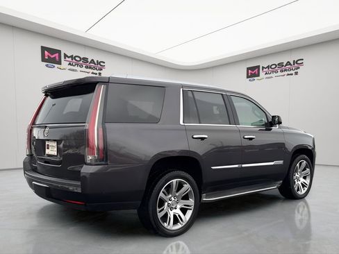 Used 2015 Cadillac Escalade Luxury image 3