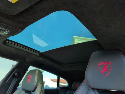 Used 2022 Lamborghini Urus image 23