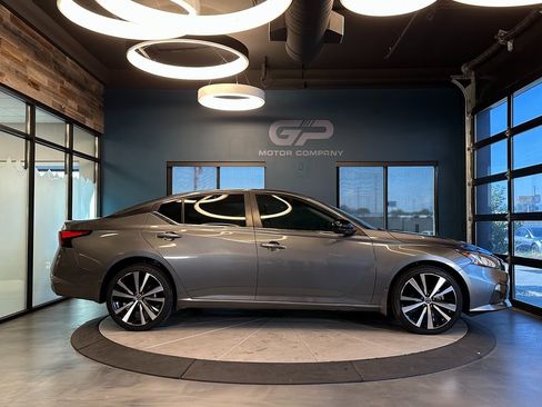 Used 2019 Nissan Altima 2.5 SR image 2