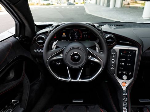 Used 2026 McLaren 750S Spider RWD image 38