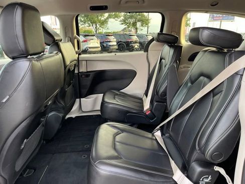 Used 2023 Chrysler Pacifica Touring-L FWD image 10