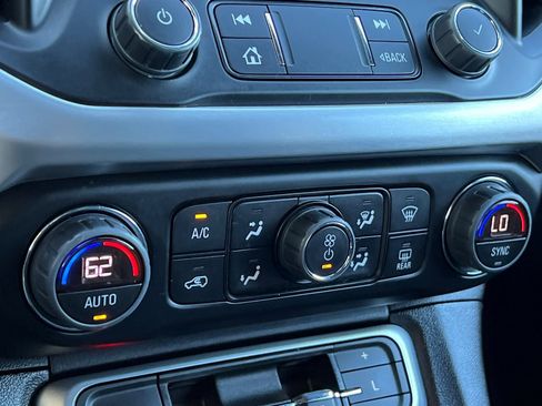 Used 2023 GMC Acadia SLT image 18