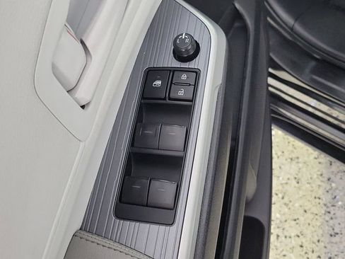 Used 2025 Toyota Sienna LE FWD image 22