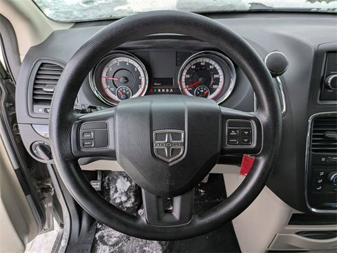 Used 2017 Dodge Grand Caravan SE image 9