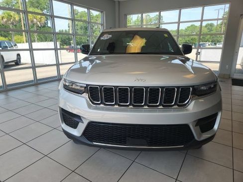 Certified 2025 Jeep Grand Cherokee Laredo X w/ Luxury Tech Group I RWD image 3