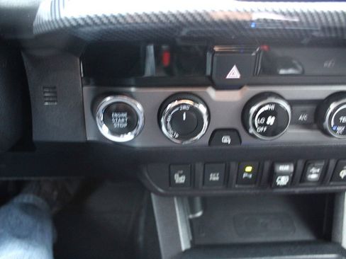 Used 2018 Toyota Tacoma TRD Off-Road image 32