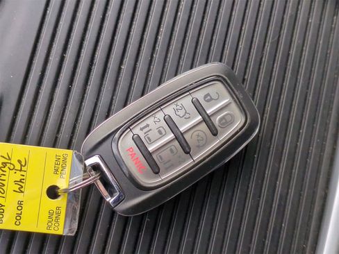 Used 2023 Chrysler Pacifica Touring-L image 34