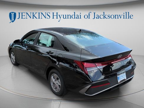 New 2025 Hyundai Elantra SE FWD image 4