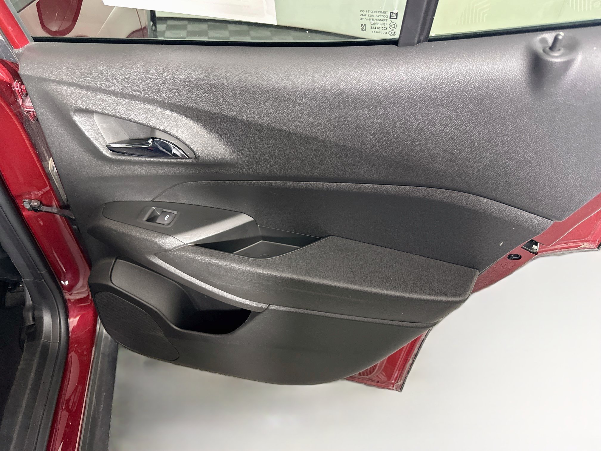 Used 2025 Chevrolet Trax LT FWD image 28