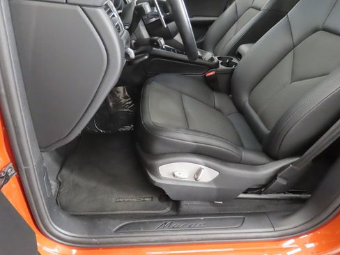 Certified 2025 Porsche Macan AWD/4WD image 40