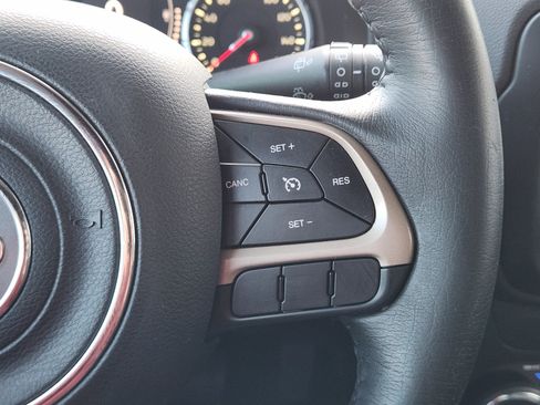 Used 2016 Jeep Renegade Latitude w/ Popular Equipment Group image 30