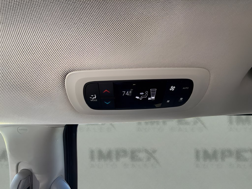 Used 2024 Chrysler Pacifica Limited FWD image 11