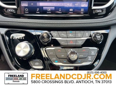 New 2025 Chrysler Pacifica Select image 30