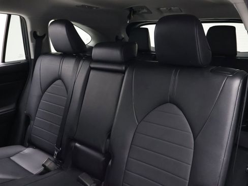 Used 2024 Toyota Highlander XLE FWD image 18
