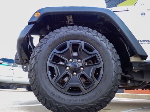 Used 2013 Jeep Wrangler Unlimited Sahara image 14