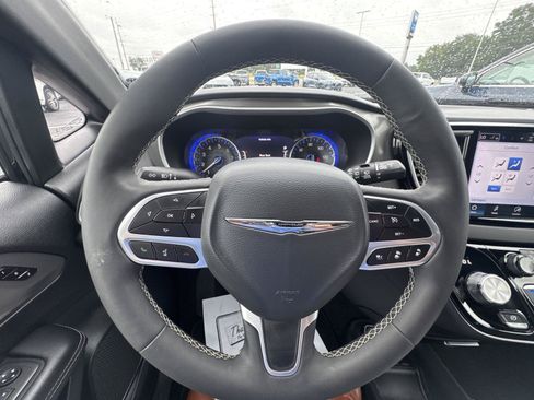 Used 2025 Chrysler Pacifica Select FWD image 19