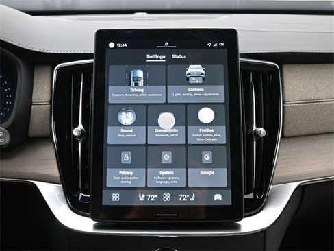 New 2026 Volvo XC90 B6 Plus w/ Protection Package Premier image 16