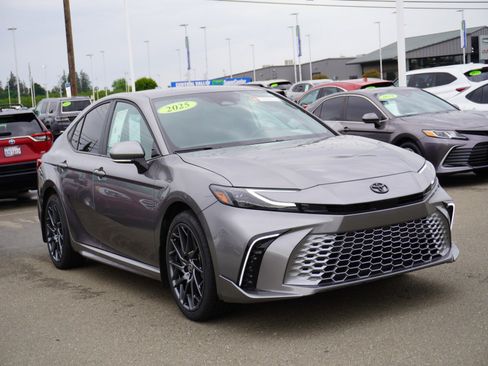 Used 2025 Toyota Camry XSE FWD image 1