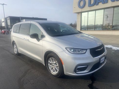 Used 2024 Chrysler Pacifica Touring-L image 1