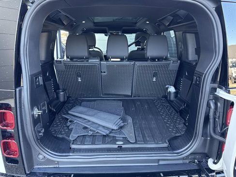 Certified 2025 Land Rover Defender 110 X-Dynamic SE AWD/4WD image 31