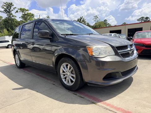 Used 2015 Dodge Grand Caravan SXT w/ UConnect Hands-Free Group FWD image 4