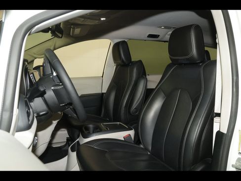 Used 2023 Chrysler Pacifica Touring-L FWD image 23