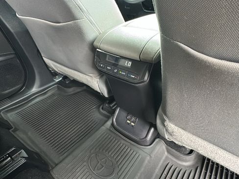 Used 2020 Toyota Highlander L AWD/4WD image 25