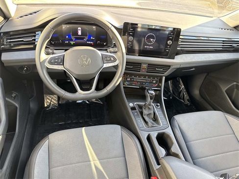 Certified 2025 Volkswagen Jetta SE w/ Sunroof Package image 8