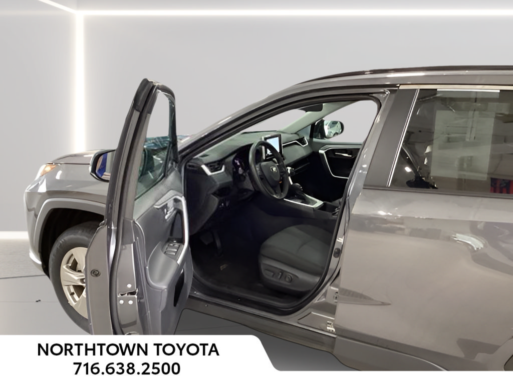 Used 2025 Toyota RAV4 XLE AWD/4WD image 16
