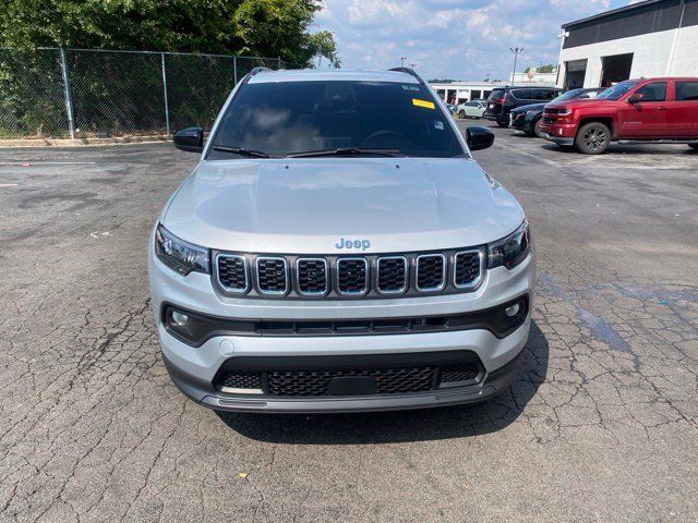 Used 2025 Jeep Compass Latitude AWD/4WD image 3