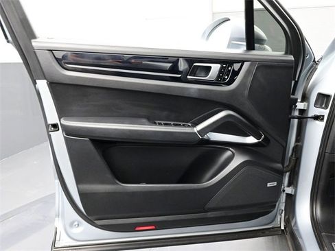 Used 2020 Porsche Cayenne Turbo image 7