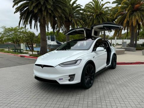 Used 2018 Tesla Model X 75D AWD/4WD image 4