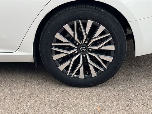 Used 2025 Nissan Altima 2.5 SV FWD image 5