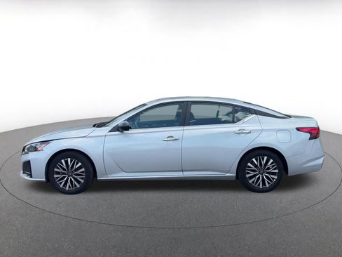 Used 2025 Nissan Altima 2.5 SV FWD image 8
