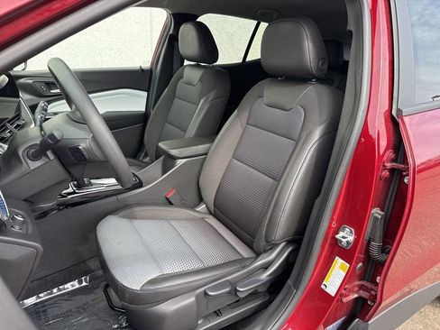 Used 2025 Chevrolet Trax LT image 8