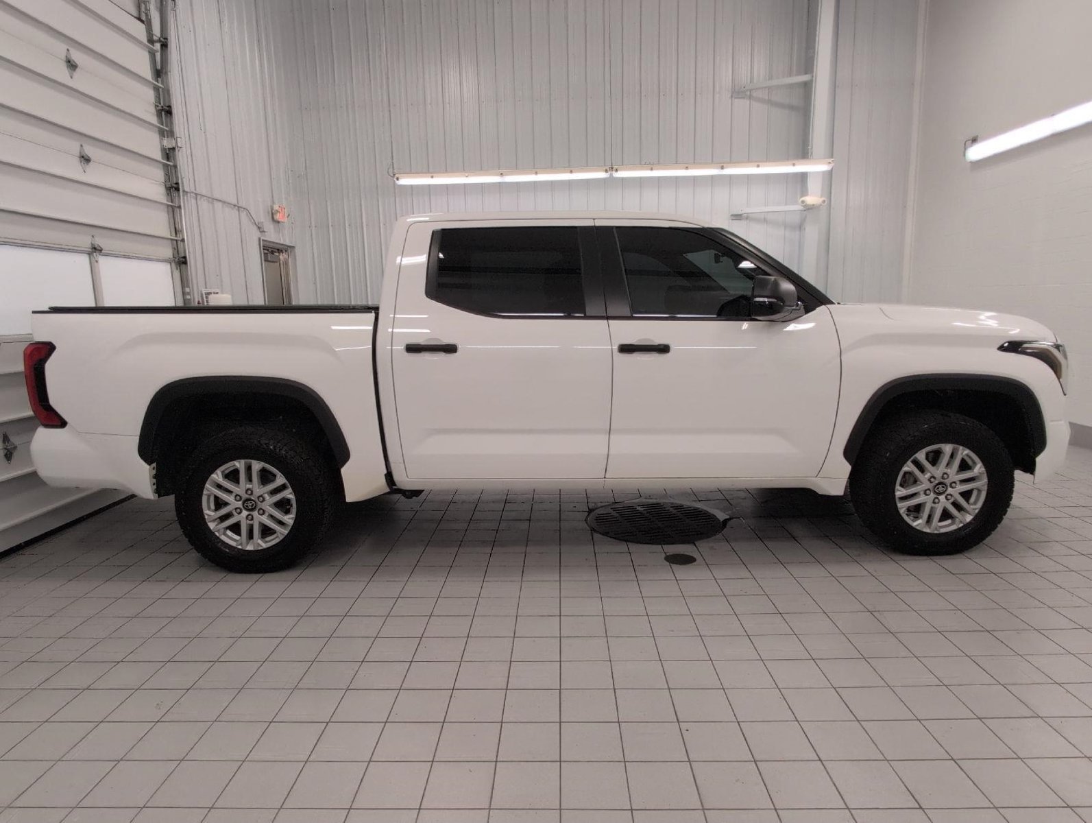 Used 2025 Toyota Tundra SR5 w/ SR5 Convenience Package AWD/4WD image 12