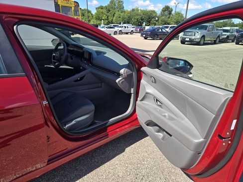 Used 2024 Hyundai Elantra SEL image 15