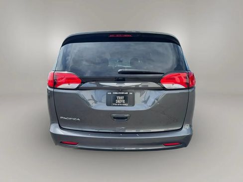 Used 2017 Chrysler Pacifica LX w/ Tire & Wheel Group FWD image 10